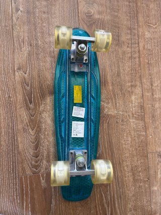 Skate transparente azul con ruedas