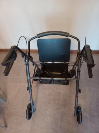 andador com rodas (tipo rollator de 4 rodas