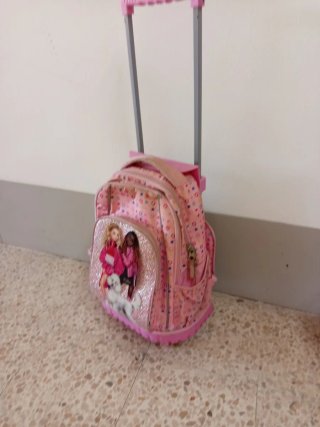Mochila con ruedas y diseño de muñecas