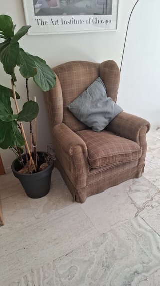 Butaca de tela marrón y gris