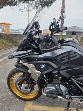 BMW R 1250 GS Negra y Dorada