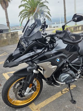 BMW R 1250 GS Negra y Dorada