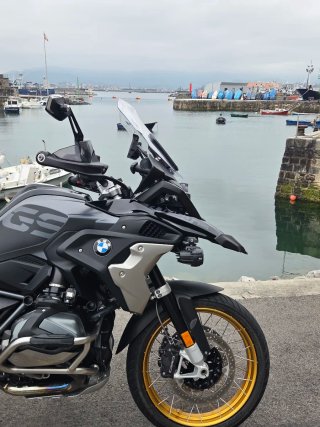 BMW R 1250 GS Negra y Dorada