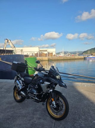 BMW R 1250 GS Negra y Dorada