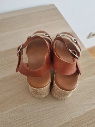 Sandalias cuña mujer piel marrón