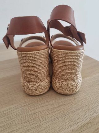 Sandalias cuña mujer piel marrón