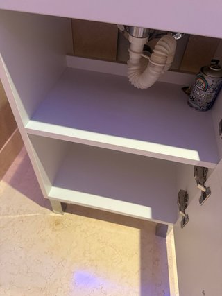 Mueble de baño con lavabo, grifo, espejo.