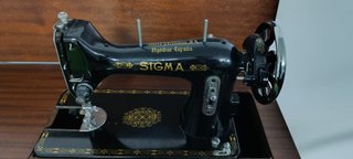 Máquina de coser, funcionando.