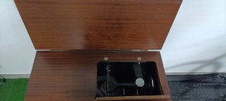 Máquina de coser, funcionando.