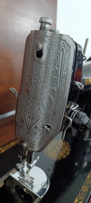 Máquina de coser, funcionando.