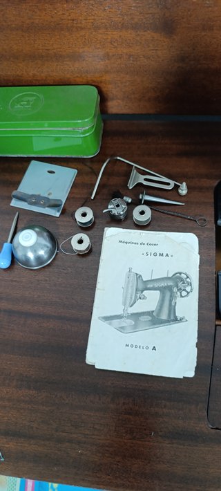 Máquina de coser, funcionando.