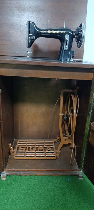 Máquina de coser, funcionando.