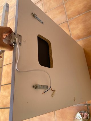 Mueble de baño con lavabo y espejo