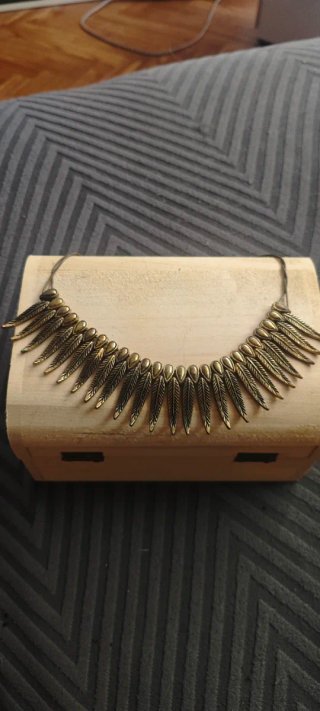 Collar estilo plumas dorado