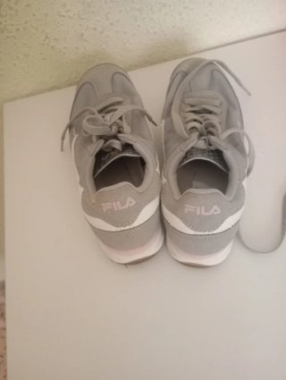 Zapatillas Fila grises y rosas