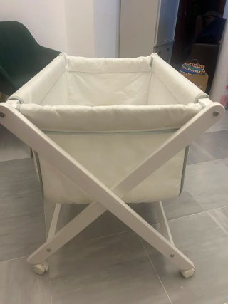 Minicuna blanca con ruedas