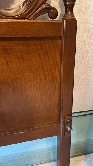 Cabecero de cama de madera tallada