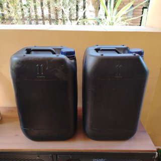 2 Garrafas Negras 25 Litros