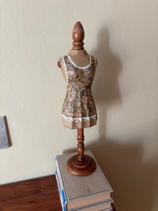 Muñeca decorativa de madera y tela