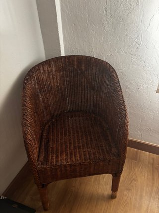 Silla de mimbre marrón