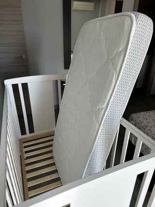 Cuna de madera blanca con colchón