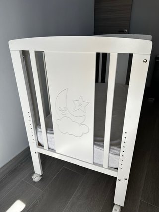 Cuna de madera blanca con colchón