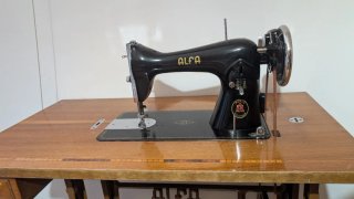 Máquina de coser Alfa antigua