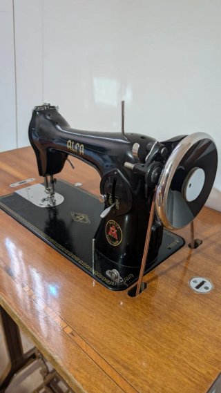 Máquina de coser Alfa antigua