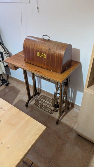 Máquina de coser Alfa antigua