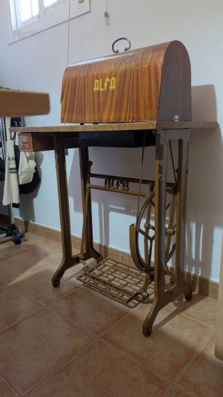 Máquina de coser Alfa antigua