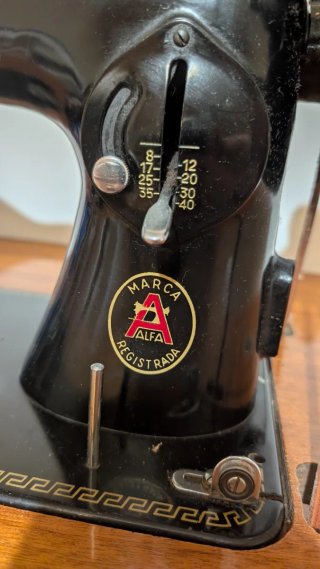 Máquina de coser Alfa antigua