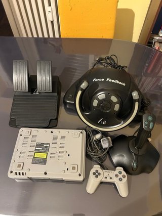 Bundle PlayStation 1 con Volante e Pedali