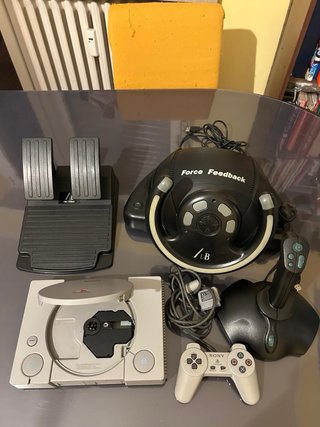 Bundle PlayStation 1 con Volante e Pedali