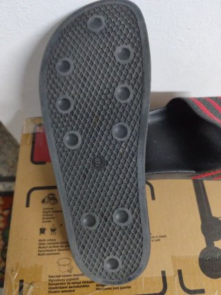 Chanclas Adidas Negras y Rojas