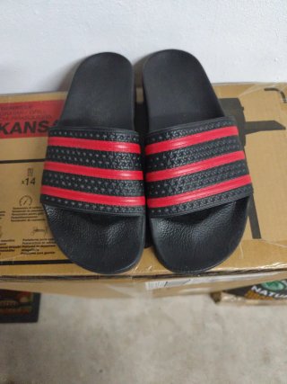 Chanclas Adidas Negras y Rojas