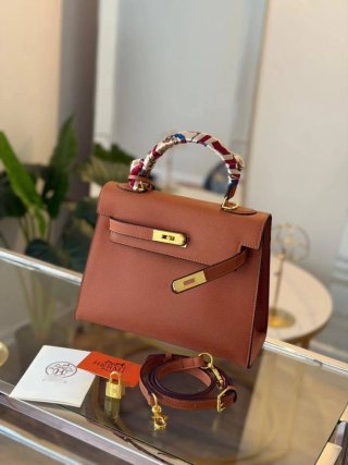 Bolso Carolina Herrera entre otras firmas Premium.