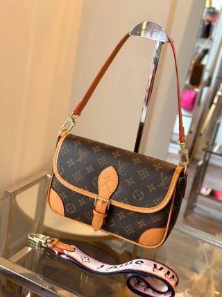 Bolso Carolina Herrera entre otras firmas Premium.