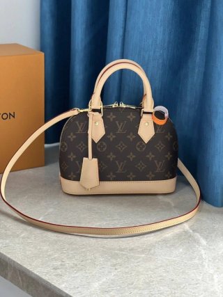 Bolso Carolina Herrera entre otras firmas Premium.