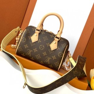 Bolso Carolina Herrera entre otras firmas Premium.