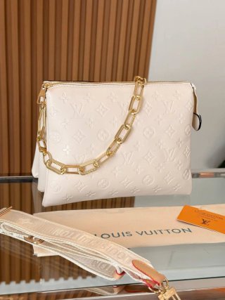 Bolso Carolina Herrera entre otras firmas Premium.