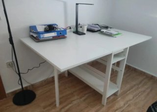 Mesa de cocina blanca sin sillas