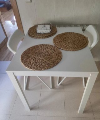 Mesa de cocina blanca sin sillas