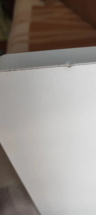 Mesa de escritorio blanca sin estrenar