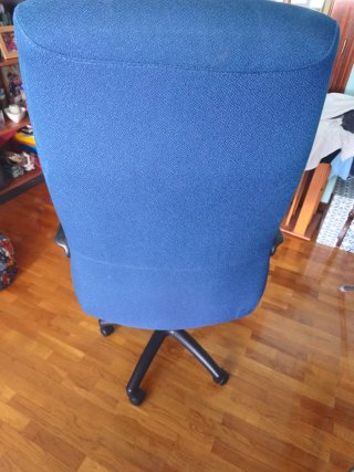 Silla de oficina azul y negra en buen estado
