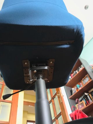 Silla de oficina azul y negra en buen estado
