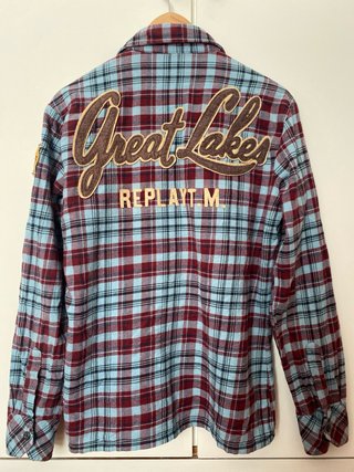 Camisa Replay a cuadros azul y granate.