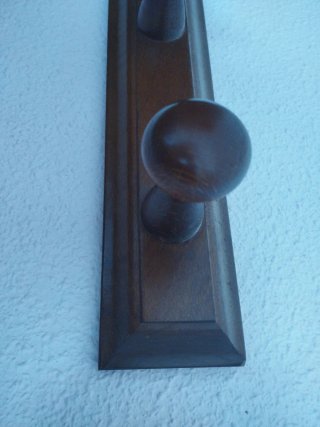 Perchero de madera marrón