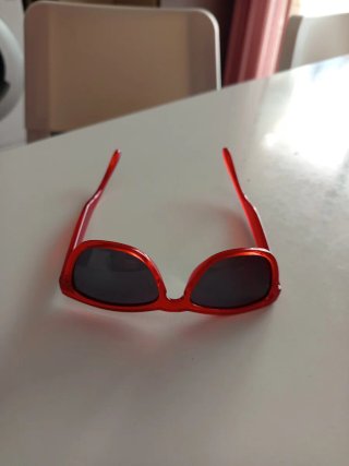 Occhiali da sole rossi per bambina