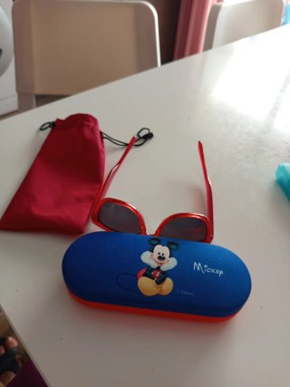 Occhiali da sole rossi per bambina