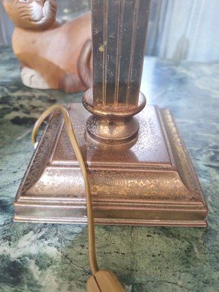 Lampara de mesa metal dorada
